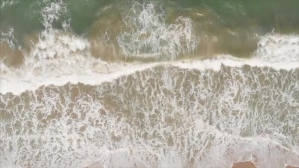 Vue aérienne Vue aérienne du drone depuis l'océan, vagues océaniques, belles vagues ne terminent pas les cadres un par un tandis que les vagues de mer turquoise se brisent sur la côte sablonneuse. 4K
