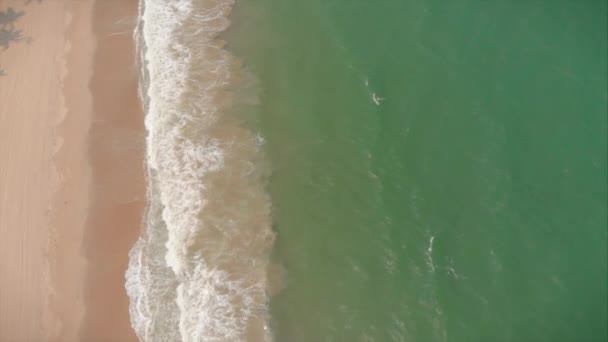 Vue aérienne Vue aérienne du drone depuis l'océan, vagues océaniques, belles vagues ne terminent pas les cadres un par un tandis que les vagues de mer turquoise se brisent sur la côte sablonneuse. 4K