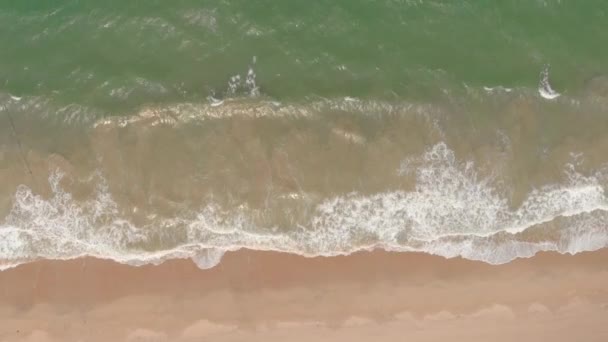 Flygfoto Flygfoto Flygfoto över drönaren från havet, havsvågor, vackra vågor inte slut ramar en efter en medan den turkosa havsvågor bryta på sandkusten. 4K — Stockvideo