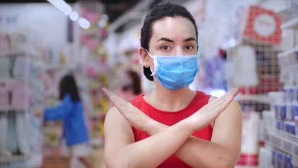 Retrato de una mujer europea en una máscara de una epidemia de coronavirus hace compras en un supermercado, elige papel higiénico, la gente en pánico de la epidemia mundial están comprando todo Covid-19 , — Vídeo de stock