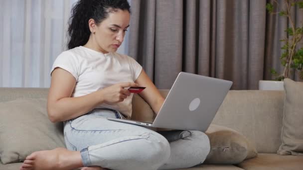 Freelancer jovem mulher trabalho é responsável tarefa importante no e-mail freelance em casa digitando no laptop, ocused faz transferência de dinheiro on-line, usando um computador para pagamento on-line em casa, sentado na cama — Vídeo de Stock