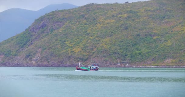 Professionele vissers gaan vissen op Aziatische schoeners om inktvis en kreeftenkrabben te vangen in hun commerciële vissersboten voor de kust van de Chinese Zee. — Stockvideo