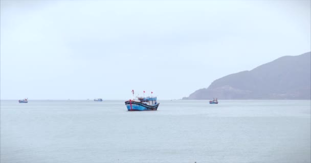 Professzionális halászok rejtőzködnek a part közelében a vihar elől, kereskedelmi halászhajóikkal a Kínai-tenger partjainál.. — Stock videók