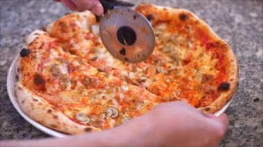 Pepperoni Pizzayı Pizzayla Dilimlemenin Taze Pizzası.