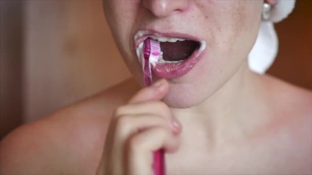 Higiene oral Menina bonita ou mulher escovando os dentes usando ferramentas especiais de escovação pasta de dentes no banheiro moderno . — Vídeo de Stock
