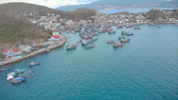 Professionele vissers verschuilen zich aan de kust voor de storm, in hun commerciële vissersboten voor de kust van de Chinese Zee. — Stockvideo