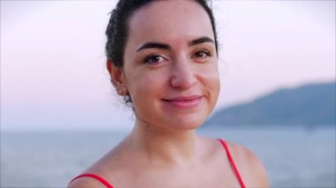 Melez bir genç kızın portresi güzel dağların ve mavi denizin doğasının arka planı. Tropikal bir plajda Avrupalı Güzel Kız 'ın Yakın Çekim Portresi.