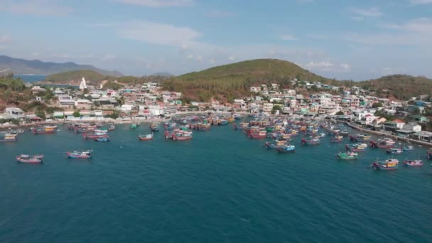 Des pêcheurs professionnels vont pêcher sur des goélettes asiatiques pour attraper des calmars et des casiers à crabes dans leurs bateaux de pêche commerciale au large des côtes de la mer de Chine . — Video