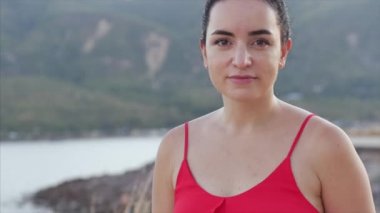 Melez bir genç kızın portresi güzel dağların ve mavi denizin doğasının arka planı. Tropikal bir plajda Avrupalı Güzel Kız 'ın Yakın Çekim Portresi.