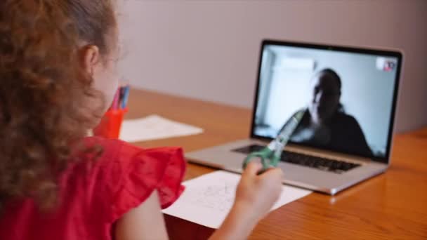 Aprendizaje a distancia Educación en línea Colegiala Se sienta en casa en su escritorio Realiza una tarea escolar utilizando un dispositivo de tableta digital. Programa escolar Lección en línea con un profesor en el ordenador . — Vídeos de Stock