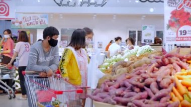 Yaşlılar, kadınlar ve erkekler, yaşlılar ve maskeli çocuklar süpermarketlerde Asya-Avrupa salgınına karşı büyük alışverişler yapıyorlar. Han Hoa Eyaleti, Vietnam, 20 Nisan 20.Covid-19