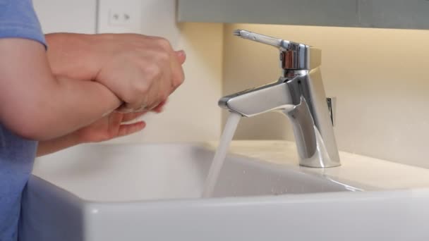 Zapobieganie pandemii koronawirusów myć ręce ciepłą wodą myjącą palce myjąc często lub stosując żel do dezynfekcji rąk. — Wideo stockowe