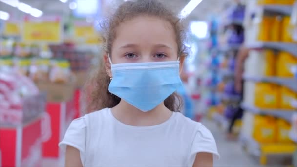 Nettes kleines Mädchen aus einer Epidemie von Coronaviren oder Viren blickt in die Kamera inmitten maskierter Menschen aus dem Virus, die in Panik einkaufen. Corontin, Isolation von Menschen.