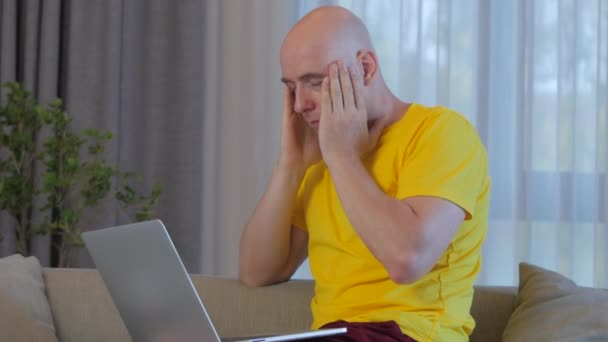 Обеспокоенный кавказский фрилансер, работающий над ноутбуком, уставший, закрывающий глаза от усталости, решающий проблемы на работе, серьезный человек, ищущий вдохновения, принимает решение, чувствует отсутствие идей . — стоковое видео