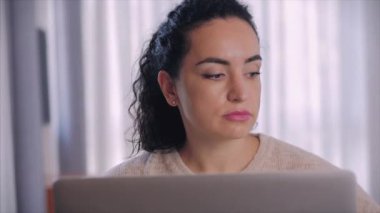 Bir dizüstü bilgisayarda çalışmaya başlamadan önce gözlük takan beyaz kadın ressam kameraya bakıyordu. Ciddi kadın katip kameraya bakar ve bir dizüstü bilgisayarın başında çalışmaya başlar..