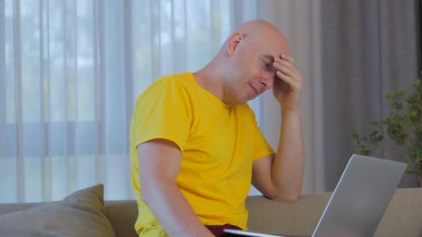 Заинтересованный кавказский фрилансер, работающий на ноутбуке, уставший, решающий проблемы на работе, серьезный человек, ищущий вдохновения, принимает решение, чувствует отсутствие идей. Бизнесмен печатает на ноутбуке — стоковое видео