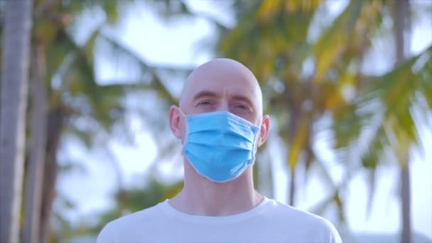 Portrait of a young man wearing a protective mask on the street, wearing a ovid-19 mask. Health and safety concept, N1H1 coronavirus, virus protection, pandemic. — Stock Video