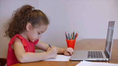 Çevrimiçi Eğitim Programında Uzaklık Öğrenimi Öğrenen Öğrenci Kız masasında oturup dijital tablet cihazıyla okul ödevini yapıyor. Bilgisayarda bir öğretmenle okul programı çevrimiçi ders.