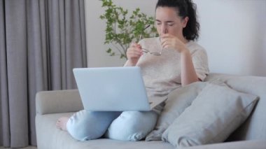 Serbest çalışan, laptopta çalışan, yorgun, kapanan, yorgunluktan gözlerini ovuşturan, iş yerinde sorunları çözen, ilham arayan, bir karar veren, fikir yoksunu,