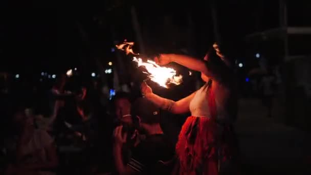 Artistas profissionais encenaram um show noturno em um café ou restaurante entretendo visitantes e acenando bolas de fogo sobre as cabeças das pessoas em Nha Trang, Vietnã, 8 de maio de 2020 . — Vídeo de Stock