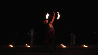 Profesyonel sanatçılar, 8 Mayıs 2020 'de Vietnam' ın Nha Trang kentinde, deniz kenarındaki kafelere ve restoranlara gelen ziyaretçileri eğlendirmek için kumlu plajda her gece bir gösteri düzenlediler..