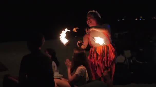 Profesjonalni artyści wystawili nocny pokaz w kawiarni lub restauracji zabawiając gości i machając ognistymi kulami nad głowami ludzi w Nha Trang, Wietnam, 8 maja 2020. — Wideo stockowe