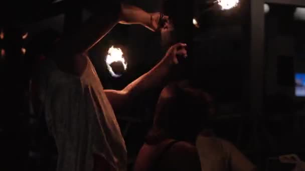 Des artistes professionnels ont présenté un spectacle nocturne dans un café ou un restaurant divertissant les visiteurs et agitant des boules de feu sur les têtes des peuples à Nha Trang, Vietnam, le 8 mai 2020 . — Video