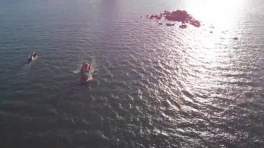 Profesyonel balıkçı teknesi, balık tuttuktan sonra sabah gün ışığında limana döner. Yüksek hızda mürekkep balığı ve ıstakoz avlamak için yengeç tuzakları olan bir balıkçı teknesinin insansız hava aracından ateş eder.
