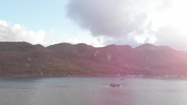 Professionelle Fischerboot kehrt in den Hafen am Morgen in der Sonne nach dem Fischen, Schießen von der Drohne eines asiatischen Fischerschoners ein Boot mit Krabbenfallen für Tintenfische und Hummer bei hoher Geschwindigkeit — Stockvideo