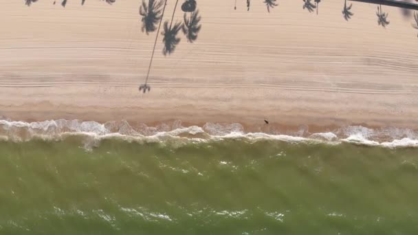 Lucht drone schot uitzicht op de oceaan van de oceaan golven, prachtige golven niet eindigen frames een voor een, terwijl de turquoise zee golven breken op de zandkust. 4K — Stockvideo