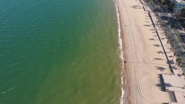 Aerial drone shot view the ocean of the ocean waves, beautiful waves do not end frames one by one while the turquoise sea waves break on the sandy coast. 4K — Stock Video