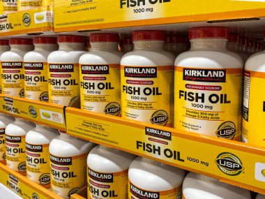 Kirkland İmza Balık Yağı Costco depo koridorunda sergileniyor