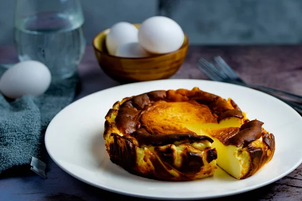 Baskischer Käsekuchen verbrannt lizenzfreie Stockfotos