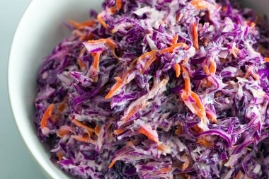 Kırmızı lahana salatası.