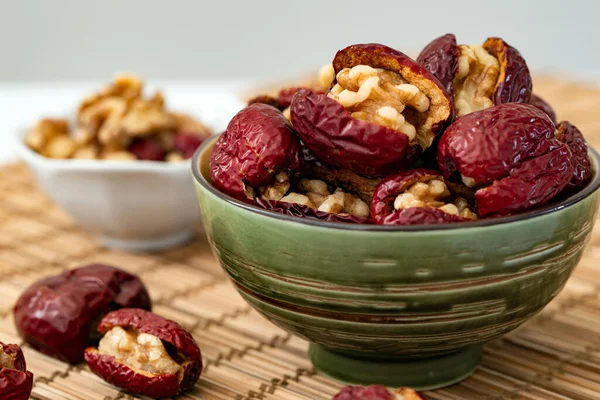 Jumbos Rojos Secos Con Nueces Tazón Verde — Foto de Stock