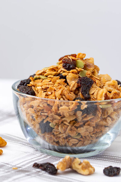 Домашние мюсли из овса, грецких орехов, изюма, сушеной клюквы и семян тыквы
