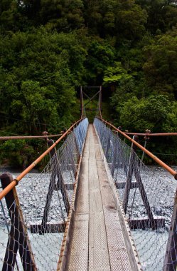 Asma köprü nehir Yeni Zelanda üzerinde