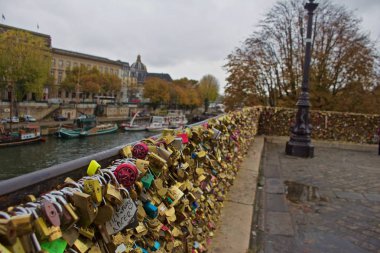 Aşık kilitleri Pont Nuef köprü Paris Fransa