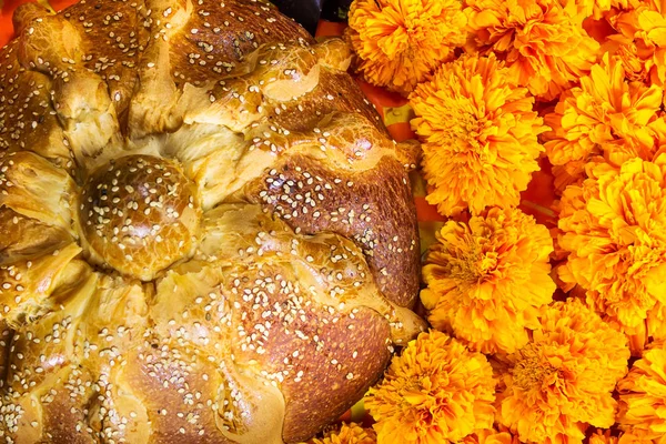 Cempazuchitl çiçekler ile ölü ekmek — Stok fotoğraf