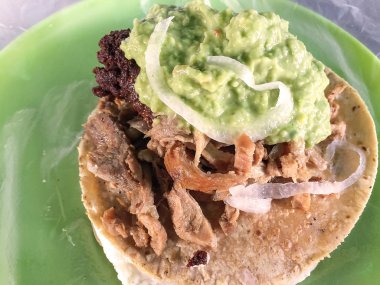Guacamole ile Meksika tacos sığır eti