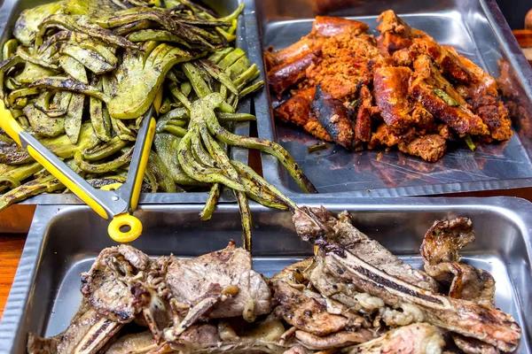 Churrasco mexicano, nopales, chouriço e carne bovina — Fotografia de Stock