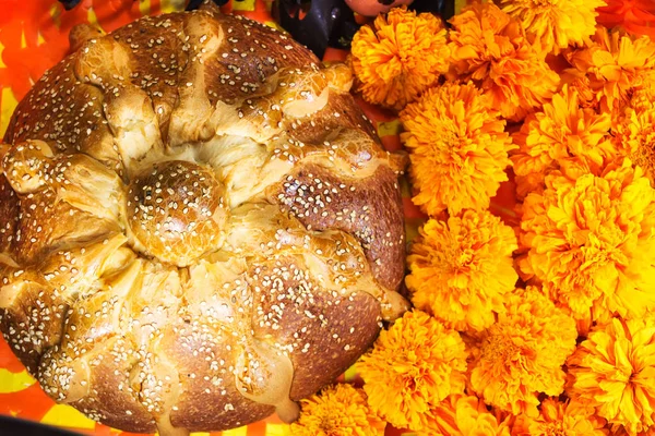 Pan y flores muertos — Foto de Stock