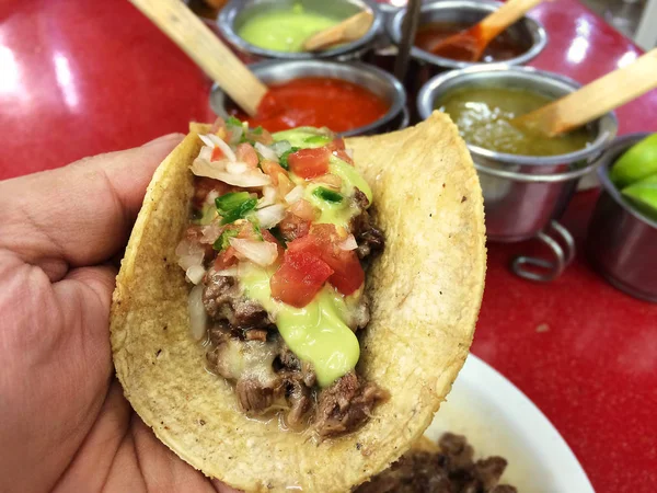 Tacos mexicanos de ternera con guacamole — Foto de Stock