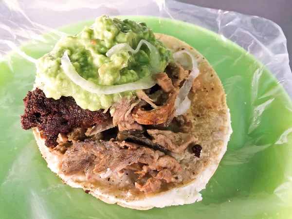 Tacos mexicanos de ternera con guacamole —  Fotos de Stock