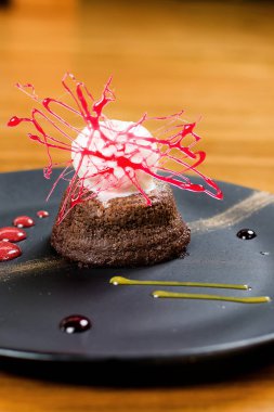 Vanilyalı dondurmalı brownie.