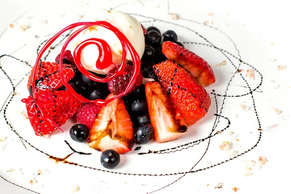 Helado con fresas —  Fotos de Stock