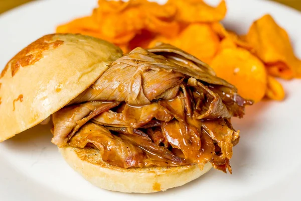 Brisket sandwich with chips — Stock Photo, Image