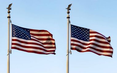 İki Amerikan bayrakları sallayarak Washington, ABD