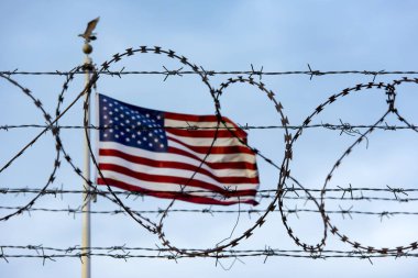Amerikan bayrağı ve dikenli tel, ABD sınır