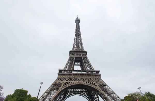 Eiffel Tower in Paris, gray day — Stock Photo, Image